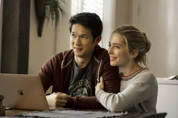Harry Shum Jr (Solomon Chau), Jessica Rothe (Jennifer Carter)