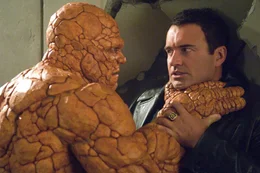 Der Erzfeind der "Fantastic Four" macht ihnen das Leben schwer: Ben (Michael Chiklis, l.) gibt sich Dr. Doom (Julian McMahon, r.) jedoch nicht so leicht geschlagen ...