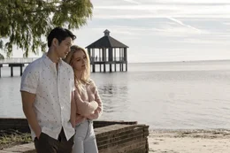 Harry Shum jr. (Solomon &sbquo;Sol&lsquo; Chau), Jessica Rothe (Jenn Carter).