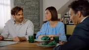 Julian (Onno Buß, l.) hat kein Verständnis für Nihats mögliche Amnestie. Rechts Matilda (Anna-Katharina Fecher) und Gerner (Wolfgang Bahro) Julian (Onno Buß, l.) hat kein Verständnis für Nihats mögliche Amnestie. Rechts Matilda (Anna-Katharina Fecher) und Gerner (Wolfgang Bahro)