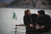 Anita (Pia Lanciotti) versucht, ihren Polizeikollegen Ivan De Santis (Carmine Recano) davon zu überzeugen, dass auf dem Segeltörn ein Verbrechen passiert ist, was die Überlebenden der Polizei verschweigen. Anita (Pia Lanciotti) versucht, ihren Polizeikollegen Ivan De Santis (Carmine Recano) davon zu überzeugen, dass auf dem Segeltörn ein Verbrechen passiert ist, was die Überlebenden der Polizei verschweigen.