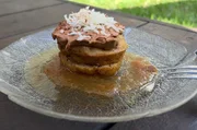 In Manaus werden Bananenkekse mit Cupuaçu-Pulver gebacken, mit Crème bestrichen und mit Paranüssen bestreut. In Manaus werden Bananenkekse mit Cupuaçu-Pulver gebacken, mit Crème bestrichen und mit Paranüssen bestreut.