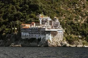 In Griechenland ist der Berg Athos, Zentrum der orthodoxen Mönche, für Frauen verboten – bis eine mutige Journalistin dieses Verbot brach. In Griechenland ist der Berg Athos, Zentrum der orthodoxen Mönche, für Frauen verboten – bis eine mutige Journalistin dieses Verbot brach.