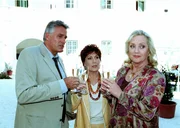 "Schlosshotel Orth", "Feng Shui." W&auml;hrend Prof. Latour, angeblicher Meister f&uuml;r Feng Shui und andere esoterische Lehren, das energetische Gleichgewicht in den Zimmern des Schlosshotels und den Herzen zweier reichen Damen wiederherstellt, droht die angespannte Beziehung zwischen Wenzel und Lena an einem Streit &uuml;ber das Verh&auml;ltnis von Fanny und Philipp zu zerbrechen. Im Bild (v.li.): Klaus Wildbolz (Wenzel Hofer), Dany Sigel (Ruth), Doris Kunstmann (Helga).