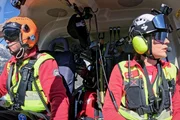 Air Zermatt. Auf Rettungseinsatz im Helikopter: Rettungssanit&auml;terin Sandra Wenger (r.).