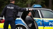Leon (Daniel Fehlow, M.) wird vor den Augen seines Sohnes zum Polizei-Revier gebracht. Leon (Daniel Fehlow, M.) wird vor den Augen seines Sohnes zum Polizei-Revier gebracht.