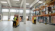 Karl (r.) und Pascal testen die Stapler in der Auslieferungshalle Karl (r.) und Pascal testen die Stapler in der Auslieferungshalle