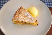 Wer kann da schon widerstehen? Als Nachspeise beim finalen Testessen im "Fellini" serviert Inhaber Raffaele Rosa einen Apfelkuchen &agrave; la "Mamma Rosa" mit Eis.