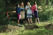 Nachdem sie Alejandro verschwinden lassen haben, schwören die Freundinnen einander, niemandem etwas zu erzählen, doch werden sich alle dran halten? Lynette (Felicity Huffman, 2.v.r.), Bree (Marcia Cross, 2.v.l.), Gabrielle (Eva Longoria, l.) und Susan (Teri Hatcher, r.) ... Nachdem sie Alejandro verschwinden lassen haben, schwören die Freundinnen einander, niemandem etwas zu erzählen, doch werden sich alle dran halten? Lynette (Felicity Huffman, 2.v.r.), Bree (Marcia Cross, 2.v.l.), Gabrielle (Eva Longoria, l.) und Susan (Teri Hatcher, r.) ...