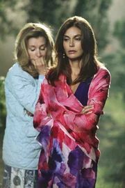 Die Leiche von Alejandro muss verschwinden, doch werden Lynette (Felicity Huffman, l.) und Susan (Teri Hatcher, r.) damit leben können? Die Leiche von Alejandro muss verschwinden, doch werden Lynette (Felicity Huffman, l.) und Susan (Teri Hatcher, r.) damit leben können?