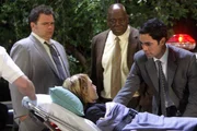 Det. Nick Vera (Jeremy Ratchford, l.), Det. Will Jeffries (Thom Barry, 2.v.r.) und Det. Scott Valens (Danny Pino, r.) machen sich große Sorgen um Det. Lilly Rush (Kathryn Morris, vorne) auf die ein Mordanschlag verübt wurde ... Det. Nick Vera (Jeremy Ratchford, l.), Det. Will Jeffries (Thom Barry, 2.v.r.) und Det. Scott Valens (Danny Pino, r.) machen sich große Sorgen um Det. Lilly Rush (Kathryn Morris, vorne) auf die ein Mordanschlag verübt wurde ...