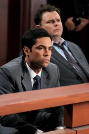Det. Scott Valens (Danny Pino, l.) und Det. Nick Vera (Jeremy Ratchford, r.) verfolgen die Aussage von Det. Lilly Rush, die als Zeugin vor Gericht aussagt. Det. Scott Valens (Danny Pino, l.) und Det. Nick Vera (Jeremy Ratchford, r.) verfolgen die Aussage von Det. Lilly Rush, die als Zeugin vor Gericht aussagt.