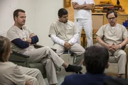 Um einen Fall aufklären zu können, ermittelt Callen (Chris O'Donnell, 2.v.l.) verdeckt als Patient einer Nervenheilanstalt ... Um einen Fall aufklären zu können, ermittelt Callen (Chris O'Donnell, 2.v.l.) verdeckt als Patient einer Nervenheilanstalt ...