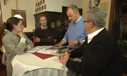 Der "Ratskeller" im nordrhein-westfälischen Wülfrath ist vom finanziellen Ruin bedroht. Kann Frank Rosin (2.v.r.) Tanja Wirnitzer (l.), Rene Wirnitzer (2.v.l.) und Jürgen Schug (r.) helfen? Der "Ratskeller" im nordrhein-westfälischen Wülfrath ist vom finanziellen Ruin bedroht. Kann Frank Rosin (2.v.r.) Tanja Wirnitzer (l.), Rene Wirnitzer (2.v.l.) und Jürgen Schug (r.) helfen?