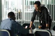 Don (Rob Morrow, r.) geht mit Pony Fuentes (Wood Harris, l.) einen Deal ein - ist das eine Fehler?