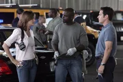 Obwohl sie sich nicht sicher sind, ob Colby die Wahrheit gesagt hat, versuchen sie ihn zu retten: Megan (Diane Farr, l.), David (Alimi Ballard, M.) und Don (Rob Morrow, r.) ... Obwohl sie sich nicht sicher sind, ob Colby die Wahrheit gesagt hat, versuchen sie ihn zu retten: Megan (Diane Farr, l.), David (Alimi Ballard, M.) und Don (Rob Morrow, r.) ...