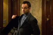 Als zwei Sanitäter während einer Entführung getötet werden, machen sich Holmes (Jonny Lee Miller) und Watson auf die Suche nach dem Mörder ... Als zwei Sanitäter während einer Entführung getötet werden, machen sich Holmes (Jonny Lee Miller) und Watson auf die Suche nach dem Mörder ...