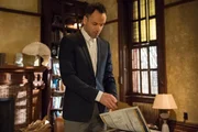 Holmes (Jonny Lee Miller) macht sich gemeinsam mit Watson auf die Suche nach dem Mörder der beiden Sanitäter und der Frau, die entführt wurde ... Holmes (Jonny Lee Miller) macht sich gemeinsam mit Watson auf die Suche nach dem Mörder der beiden Sanitäter und der Frau, die entführt wurde ...