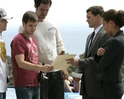 Special Agent Liz Warner (Aya Sumika, r.) und Colby (Dylan Bruno, 2.v.r.) befragen Brett Chandler (Aaron Stanford, 2.v.l.) und dessen Freunde Logan (Peter Cambor, M.) und Josh (David Weidoff, l.), über die Leiche, die in Chandlers Badewanne gefunden wurde ... Special Agent Liz Warner (Aya Sumika, r.) und Colby (Dylan Bruno, 2.v.r.) befragen Brett Chandler (Aaron Stanford, 2.v.l.) und dessen Freunde Logan (Peter Cambor, M.) und Josh (David Weidoff, l.), über die Leiche, die in Chandlers Badewanne gefunden wurde ...