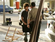 Als ein Auto in ein voll besetztes Straßencafe kracht, werden Don (Rob Morrow, r.) und Charlie (David Krumholtz, l.) dazugezogen, um herauszufinden, wie das passieren konnte ... Als ein Auto in ein voll besetztes Straßencafe kracht, werden Don (Rob Morrow, r.) und Charlie (David Krumholtz, l.) dazugezogen, um herauszufinden, wie das passieren konnte ...