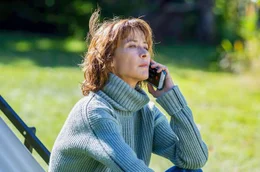Emmanu&egrave;le (Sophie Marceau) nimmt f&uuml;r ihren Vater Kontakt zu einem Sterbehilfeverein in der Schweiz auf.