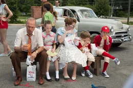 Durch Zufall wird Ray Kroc (Michael Keaton, l.) auf ein Schnellrestaurant aufmerksam, das au&szlig;erordentliche Qualit&auml;t mit geringer Wartezeit bietet.
