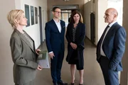 Eine erfolgreiche Stuttgarter Opernsängerin wird ermordet aufgefunden. Sind Denise (Yasmina Djaballah, 2.v.r.) und Lars Mönkeberg (David Rott, 2.v.l.) – ein befreundetes Ehepaar des Opfers – in den Fall verwickelt? Kriminalhauptkommissarin Martina Seiffert (Astrid M. Fünderich, l.) und Kriminalkommissar Michael Kaiser (Karl Kranzkowski, r.) versuchen, das herauszufinden. Eine erfolgreiche Stuttgarter Opernsängerin wird ermordet aufgefunden. Sind Denise (Yasmina Djaballah, 2.v.r.) und Lars Mönkeberg (David Rott, 2.v.l.) – ein befreundetes Ehepaar des Opfers – in den Fall verwickelt? Kriminalhauptkommissarin Martina Seiffert (Astrid M. Fünderich, l.) und Kriminalkommissar Michael Kaiser (Karl Kranzkowski, r.) versuchen, das herauszufinden.