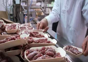 Salami ist eins der beliebtesten Fleischprodukte. Doch nicht immer stecken hochwertige Zutaten drin.