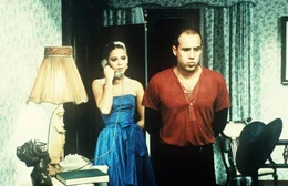 Die sch&ouml;ne Lisa (Ornella Muti, l.) ist stinksauer auf den ungalanten Bauern Elia (Adriano Celentano, r.) - aber das wird sich &auml;ndern ...