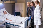 SWR DIE FALLERS - DIE SWR SCHWARZWALDSERIE, FOLGE 1307, "Um Haaresbreite", am Sonntag (06.09.26) um 19:15 Uhr im SWR. Manuel wird als Notfall ins Krankenhaus eingeliefert. v.l.n.r.: Manuel (Marco Canadea), Bea (Christiane Brammer), Jenny (Julia Obst), Celine (Ana-Carolina Kleine)