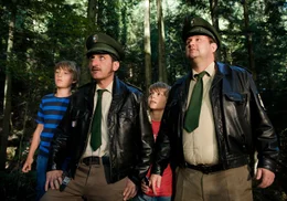 Von links: Die Kinder Olli (Jakob Meyer) und Beppo (Jonas Holb&ouml;ck) zeigen den Polizisten Richie (Tim Seyfi) und Schorsch (Stefan Betz) wo sie die Leiche im Wald gefunden haben.