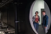 Hackerangriff oder tödlicher Befehl? Nachdem das Smart Home-System FRANK (Stimme: Patrick Winczewski) den Tod seines Besitzers der Polizei gemeldet hat, befragt Lea Gomez (Jasmin Gassmann) den IT-Experten René Falke (Lion-Russell Baumann): Könnte sich die KI selbstständig gemacht und einen Mord begangen haben? Wer hatte alles Zugriff auf das Smart Home? Hackerangriff oder tödlicher Befehl? Nachdem das Smart Home-System FRANK (Stimme: Patrick Winczewski) den Tod seines Besitzers der Polizei gemeldet hat, befragt Lea Gomez (Jasmin Gassmann) den IT-Experten René Falke (Lion-Russell Baumann): Könnte sich die KI selbstständig gemacht und einen Mord begangen haben? Wer hatte alles Zugriff auf das Smart Home?
