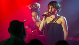 Zur&uuml;ck auf die B&uuml;hne: S&auml;ngerin Sascha (Nicolette Krebitz) und Gitarristin Karla (Katja Riemann).
