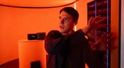 Digitales Desaster: Als ein ungewöhnlicher Notruf die Zentrale erreicht, der KI-Unternehmer Danny Nolte läge tot im Smart Home-Kontrollraum seiner Wohnung, macht sich Rico Sander (Benjamin Strecker) sofort auf den Weg zum Tatort. Dort stellt sich heraus, dass der Anrufer kein Mensch, sondern ein hochintelligentes Smart Home-System namens FRANK (Stimme: Patrick Winczewski) war. Hat FRANK sich etwa gegen seinen Schöpfer aufgelehnt und diesen ermordet? Digitales Desaster: Als ein ungewöhnlicher Notruf die Zentrale erreicht, der KI-Unternehmer Danny Nolte läge tot im Smart Home-Kontrollraum seiner Wohnung, macht sich Rico Sander (Benjamin Strecker) sofort auf den Weg zum Tatort. Dort stellt sich heraus, dass der Anrufer kein Mensch, sondern ein hochintelligentes Smart Home-System namens FRANK (Stimme: Patrick Winczewski) war. Hat FRANK sich etwa gegen seinen Schöpfer aufgelehnt und diesen ermordet?