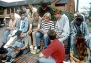 In der Pause gibt es nur ein Thema auf dem Süderhof: Die Aktion "Leuchtfeuer gegen Tierquäler". Molle (Cora Sabrina Grimm, vorn sitzend), Bimbo (Friederike Hallermann, hinten 3. von links), Daniel (Philipp Niedersen, 4. von links), Dany (5. von links). In der Pause gibt es nur ein Thema auf dem Süderhof: Die Aktion "Leuchtfeuer gegen Tierquäler". Molle (Cora Sabrina Grimm, vorn sitzend), Bimbo (Friederike Hallermann, hinten 3. von links), Daniel (Philipp Niedersen, 4. von links), Dany (5. von links).