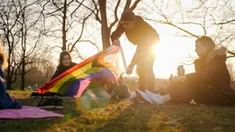 Paulino (2.v.r.) h&auml;lt eine Regenbogenfahne