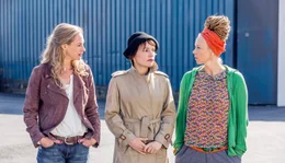 Alice (Sophie von Kessel, li.), Sascha (Nicolette Krebitz, Mitte) und Karla (Katja Riemann) planen ein Comeback mit ihrer Girl-Band &bdquo;ChiX&ldquo; und wollen ihr Revival am Ort ihres gr&ouml;&szlig;ten Erfolgs feiern, in "Roy's Club".