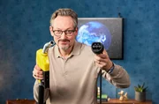 Strom oder Sprit tanken? Wenn es ums Autofahren geht, stellen sich diese Frage immer mehr Menschen in Deutschland. Doch oft hört man, dass E-Autos schlechter als ihr Ruf seien. Stimmt das? Eckart von Hirschhausen schaut es sich genauer an, bei „Wissen vor acht - Erde“. Strom oder Sprit tanken? Wenn es ums Autofahren geht, stellen sich diese Frage immer mehr Menschen in Deutschland. Doch oft hört man, dass E-Autos schlechter als ihr Ruf seien. Stimmt das? Eckart von Hirschhausen schaut es sich genauer an, bei „Wissen vor acht - Erde“.