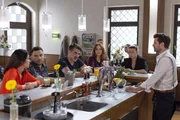 Utes (Isabell Hertel, 2.v.r.) Appell, den Kampf um ihr Haus trotz Aussichtslosigkeit weiterzukämpfen, scheitert an der Vernunft der anderen. Von links: Sina (Valea Scalabrino), Easy (Lars Steinhöfel), Ferhat (Harun Yildirim), Anna (Marie Zielcke), Ute (Isabell Hertel), Paco (Milos Vukovic) Utes (Isabell Hertel, 2.v.r.) Appell, den Kampf um ihr Haus trotz Aussichtslosigkeit weiterzukämpfen, scheitert an der Vernunft der anderen. Von links: Sina (Valea Scalabrino), Easy (Lars Steinhöfel), Ferhat (Harun Yildirim), Anna (Marie Zielcke), Ute (Isabell Hertel), Paco (Milos Vukovic)
