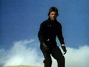 MacGyver (Richard Dean Anderson) hat den abgest&uuml;rzten Satelliten entdeckt.