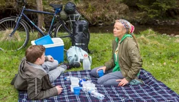 Karla (Katja Riemann) k&uuml;mmert sich um Saschas Sohn Paul (Damian Hardung).