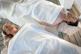 Freunde haben Rebecca (Caroline Peters) zum Geburtstag  ein Wellness-Wochenende f&uuml;r zwei Personen geschenkt. Im sicheren Glauben jeweils nicht der Typ des anderen zu sein, begleitet Bruno (Mi&scaron;el Matičević) Rebecca zur Ayurvedabehandlung und Klangschalentherapie&hellip;