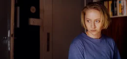 Wieder daheim zu sein bedeutet Auseinandersetzung mit der Vergangenheit f&uuml;r Chrissie (Anna-Maria M&uuml;he).