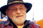Wolfi Fischer. Jahrelang sucht Wolfi Fischer die Anerkennung und Liebe seiner Mutter. Doch Elfi Pertramer ist als Schauspielerin und Regisseurin mit anderen Dingen besch&auml;ftigt. Erst die Sicherheit und Geborgenheit seiner gro&szlig;en Liebe Anne geben Wolfi die Kraft, seinen eigenen Weg zu gehen. Weiteres Bildmaterial finden Sie unter www.br-foto.de