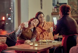 Yasemin (Sevda Polat, l.) und Bastian (Tim Oliver Schultz, M.) kommen sich bei einem Drink im Lokal von Yasemins Mutter (Lilay Huser, r.) n&auml;her.