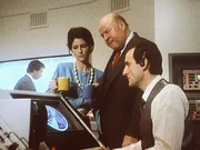 Pete Thornton (Dana Elcar, M.) beobachtet &uuml;ber Radarschirm, wie MacGyver &uuml;ber Afghanistan abspringt.
