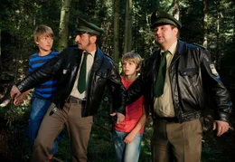 Von links: Die Kinder Olli (Jakob Meyer) und Beppo (Jonas Holb&ouml;ck) zeigen den Polizisten Richie (Tim Seyfi) und Schorsch (Stefan Betz) wo sie die Leiche im Wald gefunden haben.
