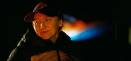 Ausgerechnet auf dem n&auml;chtlichen Friedhof ist es gelungen, Chrissie (Anna-Maria M&uuml;he) zum Lachen zu bringen.