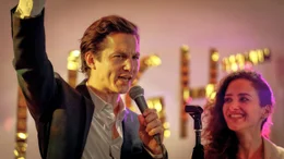 Bastian (Tim Oliver Schultz) und Yasemin (Sevda Polat) feiern ausgelassen auf der Sander Night, denn noch wissen sie nicht, was auf ihre Abteilung zukommt.