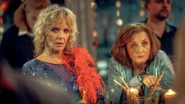 Barbara (Ulrike Kriener, l.) und Marion (Irene Rindje, r.) kennen sich noch von der Lehre und k&ouml;nnen mit der modernen Arbeitsweise nichts anfangen.
